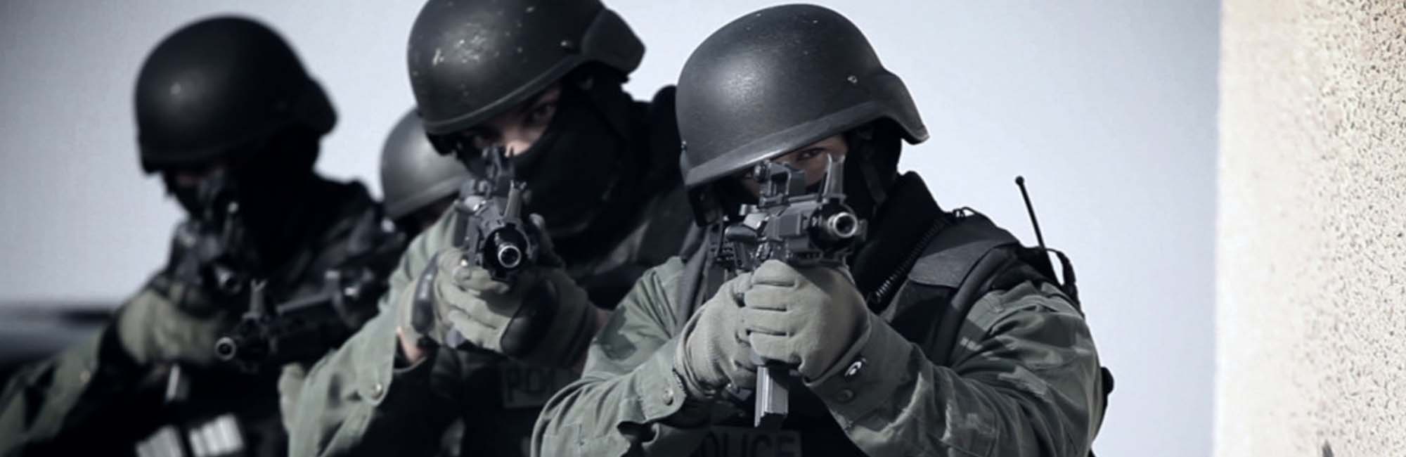 Close protection personnel training around a vehicle
