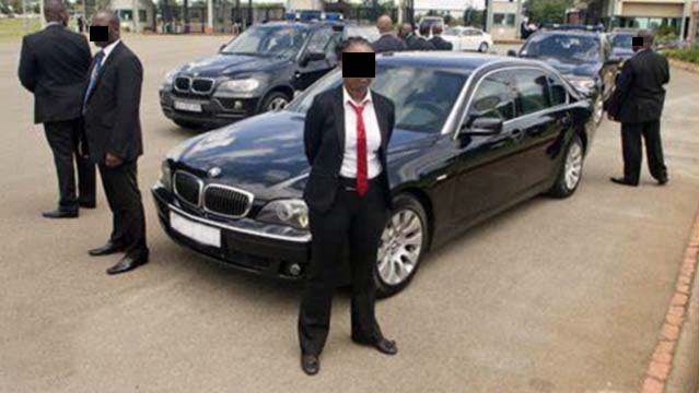 Close protection personnel training around a vehicle